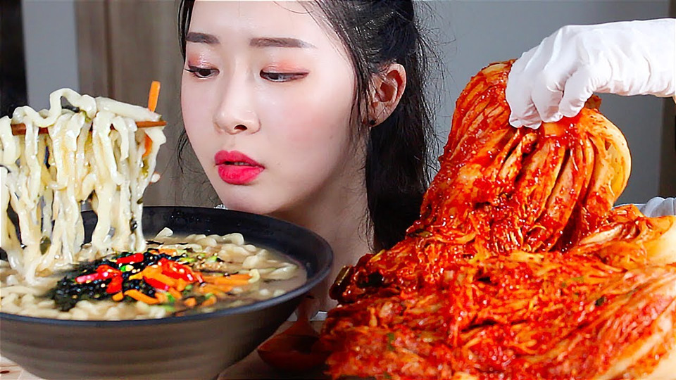 s01e45 — 시장 손칼국수 전라도식 포기김치 리얼사운드 먹방 / Korean Noodle Soup with Kimchi Mukbang Eating Show กิมจิ 泡菜 キムチ