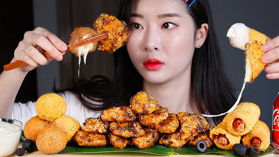 s01e137 — ASMR Черная Оливковая Курица Сырный шарик Корейские хот-доги MUKBANG Eating Show