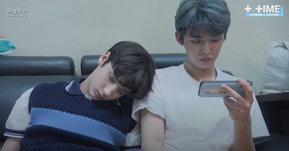 s2019e45 — YEONJUN plays with sleeping members
