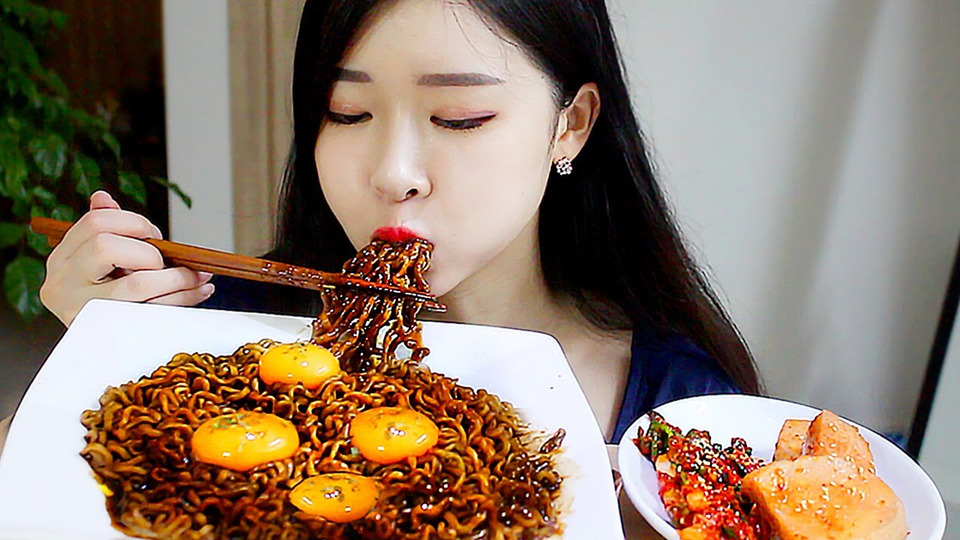 s01e19 — 트러플오일 짜파게티 파김치 리얼사운드먹방 / Black Been Noodles with Kimchi Real Sound Mukbang