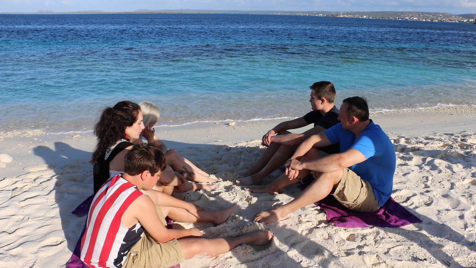 s09e08 — Rhode Island Family Looks to Ditch Winter Jackets for Scuba Gear in Bonaire
