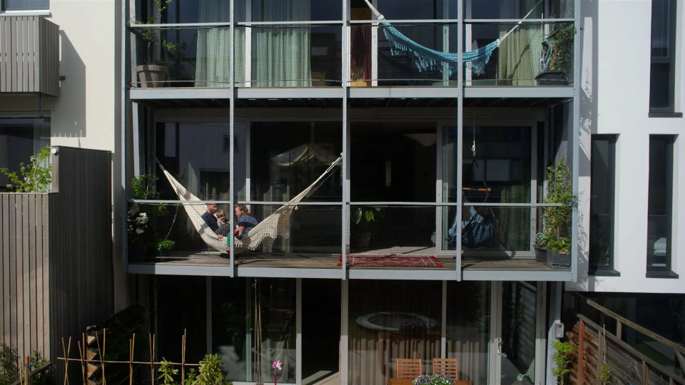 s02e06 — Amsterdam: 3 Generation House