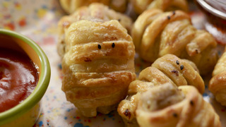 s11e09 — Pumpkin Carving Party