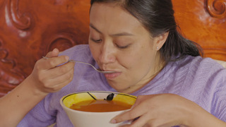 s02e32 — Capítulo 32 Arteaga llora la falsa muerte de Rosario Tijeras, pide que le hagan un funeral a su altura.