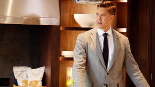 s07e01 — Rebel Without a House