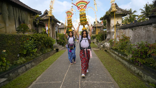 s37e04 — There's No Addresses in the Jungle