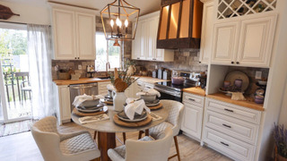 s02e06 — Sibling Split Level