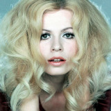 Irena Karel — Teresa (uncredited)