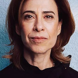 Fernanda Torres — mulher comendo uma maçã