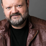 Виктор МакКей — Electronics Store Clerk