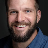 Charlie Benton — Officer Richards