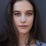 Ella Bleu Travolta — Alicia (Alice)