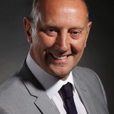 Steve Barnett — Fishmonger (uncredited)