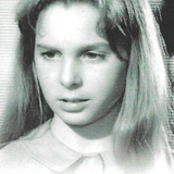 Shari Lee Bernath — Little Girl (uncredited)