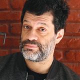 Esteban Podetti — Agente James Dana