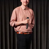 Aljoša Toplak — Narrator (voice)