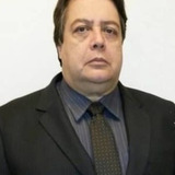 Gláucio Gomes — Escrivão Delegacia (voz)