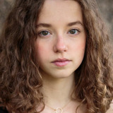 Ariella Glaser — Sara (Young Grandmére)
