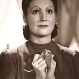Marta Flores — Dueña del bar