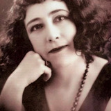 Emma Roldán — Anciana esposa de borracho