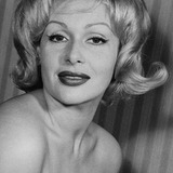 Christiane Nielsen — Nina Sonntag