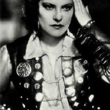 Gina Manès — L'habilleuse