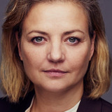 Laura Bro — Emma's mother