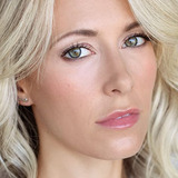 Leanne Wilson — Girl in Bar (uncredited)