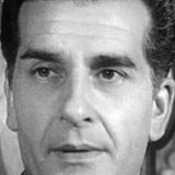 Max Amyl — L'agent de police devant la gare