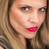 Cher Constantine — Esposa Roberto ("Hermanos de leche")