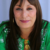 Anjelica Huston — Lilly Dillon