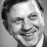 Борис Сморчков — Виктор Сергеевич Фролов, отец Жанны (нет в титрах)