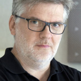 Jean-Michel Bernard — Policier qui joue au piano