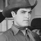 Генри Уиллс — Commuter on Baggage Carousel (uncredited)