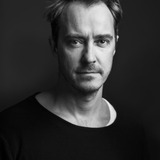 Jonas Karlsson — David Vogel