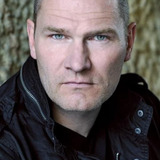 Nils Düwell — Narrator (voice)