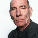 Pete Postlethwaite — Roland Tembo