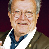 José Artur — Editor-in-chief of the newspaper (uncredited)