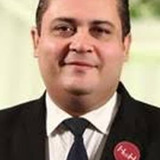 Russell De Rozario — Man in Elevator (uncredited)