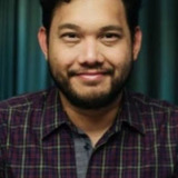 Quark Henares — Soap Opera Director (uncredited)