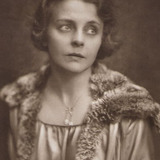 Stella Harf — Chemikers Frau