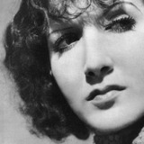 Jenny Hélia — La servante (uncredited)