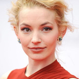 Пердита Викс — Evie