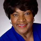 Кассандра Л. Смолл — Starbucks Cop