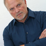 Dennis Crosswhite — Reporter (uncredited)