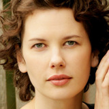 Tiffany Lyndall-Knight — Gloria Guiness (uncredited)