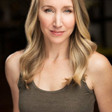 Jana Berengel — Singer (uncredited)