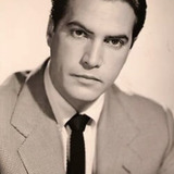 Gustavo Rojo — Joven en parque