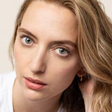 Alexandra Ruddy — Ruby Skye Waitress (uncredited)