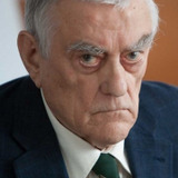 Ryszard Ronczewski — Resistance Member (uncredited)